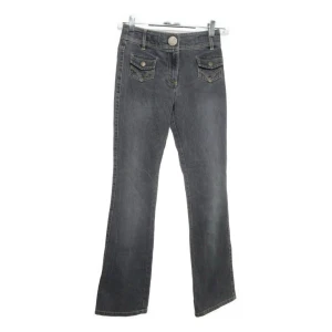 Y2k bootcut jeans med fickdetaljer - Snygga grå jeans med bootcut passform och coola fickor framtill med knappar. Justerbar midja