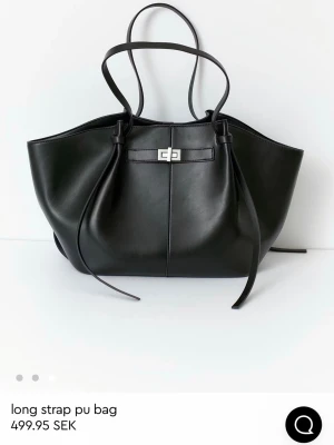 Svart axelväska med långa remmar - Stor väska från Gina tricot, använd ett fåtal gånger. Skriv för bilder