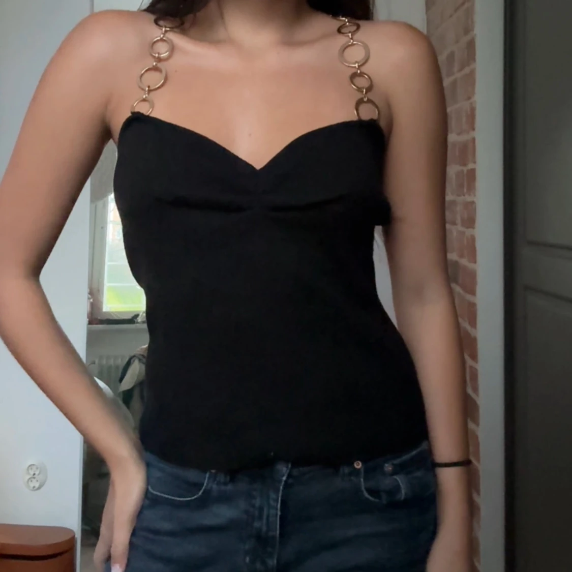 Svart linnetopp med kedjedetaljer