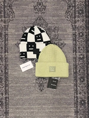 2 Acne Studios mössor - Säljer mina acne studios mössor, skriv vid frågor, priset är förhandlingsbart vid snabb affär och kan skicka direkt efter köpet 😊  Passar både män och kvinnor 😀