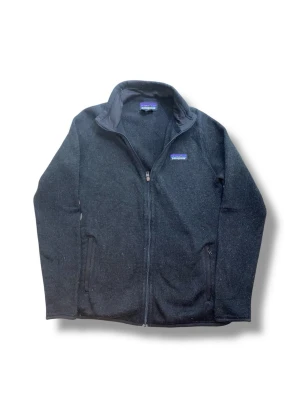 Patagonia fleece - En snygg populär patagonia fleece i färgen mörkgrå och i storlek S (passar XS bättre). Plagget är i väldigt bra skick.  