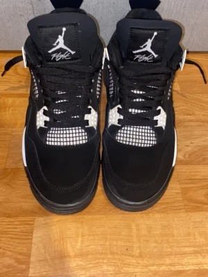 Jordan 4 - Hej jag säljer mina Jordan 4s för mina fötter växte snabbt från igenstans från 44 till 45. Jag har använt de 3-4 gånger och som ni kan se se är de dock rena och lite ren på botten men jag kan ändå tvätta de förhand. Om ni vill ha mer info och bilder kom pv. Kan göra 600kr om man möts i Solna station.