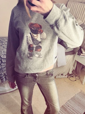 Grå fashionbear sweatshirt - Grå fashionbear sweatshirt. Skit snyg men trycket har börjat lossna lite💕