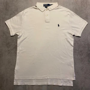 Vit Polo Ralph Lauren pike  - Jag Säljer en fet pike från Polo Ralph Lauren| skicket på tröjan är bra 8/10 | storlek M | ny pris 2000: mitt pris är 349 | skriv vid frågor och funderingar       