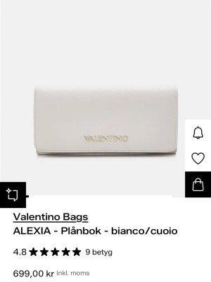 Väska - Superfin väska från Valentino. Endast använd en gång på balen men känner inte att den kommer till användning mera. Köpt på Zalando, sista bilden är min egna. Inga defekter, skicka för frågor eller fler bilder💕 Nypris 699kr säljer för 450kr