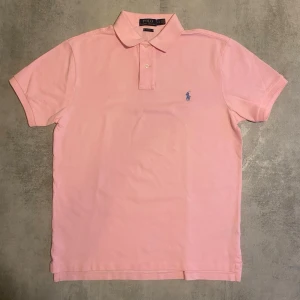 Rosa Polo Ralph Lauren piké  - Jag Säljer en fet pike från Polo Ralph Lauren| skicket på tröjan är bra 8/10 | storlek L | ny pris 2000: mitt pris är 349 | skriv vid frågor och funderingar       