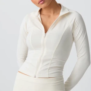 Vit zip-tröja med hög krage - Yoga zip tröja från Gina i vit. Storlek M men är liten i storlek så passar s också. Använd några få gånger