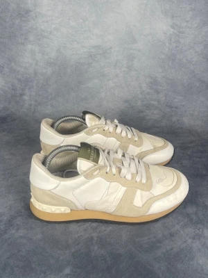 Valentino rockrunner skor - Storlek: 40 || Skick:  8/10|| Nypris: Ca 6000kr || Följ för liknande produkter 🌊🍾