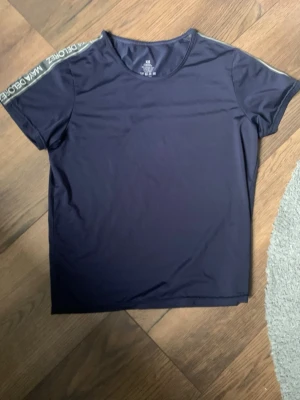 Mörkblå t-shirt från Maya delorez💙 - Snygg mörkblå t-shirt från Maya delorez, använd max 2 gånger, säljer då den inte kommer till användning då den e för stor💙stor i storlek!