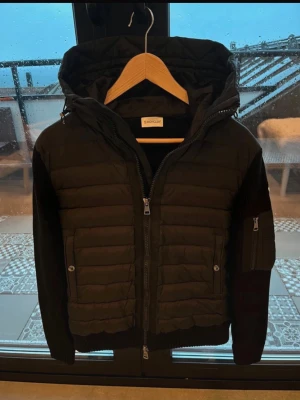 Moncler cardigan - Säljer en riktigt stilren moncler cardigan som är använd ungefär 5 gånger vid fina tillfällen, 9/10 skick. Öppna för frågor och funderingar:)