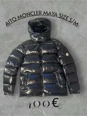 Moncler Maya Size M/S - 🧥 Moncler Maya -takki (AITO) 💸 Hinta: 400 € / Tarjoa rohkeasti  📏 Koko: M / 2 ➡️ Fittaa hyvin S–M  🔥 Erittäin lämmin ja mukava päällä – klassinen Maya-malli  ℹ️ Kunto & tiedot: 	•	Ostettu käytettynä 	•	Aito Moncler (NFC-tägi toimii) 	•	Huppu uudistettu 	•	Pesulapussa pientä kulumaa 	•	Myös dist-lapussa pieni kolhu 	•	Taskussa pieni reikä 	•	Ulkopuoli muuten hyvässä kunnossa  📦 Postitus & nouto: