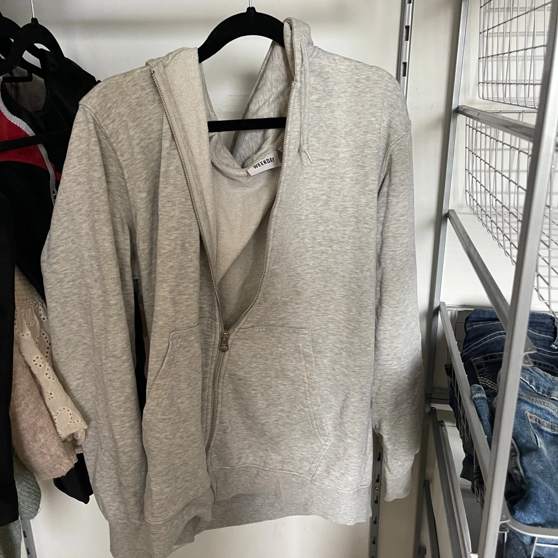 Grå hoodie med dragkedja från Weekday