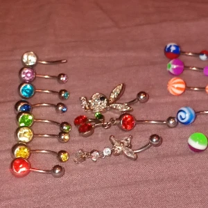 Navelsmycken/piercingar - Säljer alla tillsammans för 316 kr pga trygg försäljning. Men du kan köpa de färglada längst nere för 25 kr styck eller 50 för 2. Hängsmyckena för 50 kr styck. Playboy går inte att skruva av så 40 kr för den. De längst uppe 20 kr styck eller 2 för 35