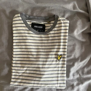 T shirt Lyle & Scott - Snygg T shirt i storlek M. Helt felfri och sparsamt använd!
