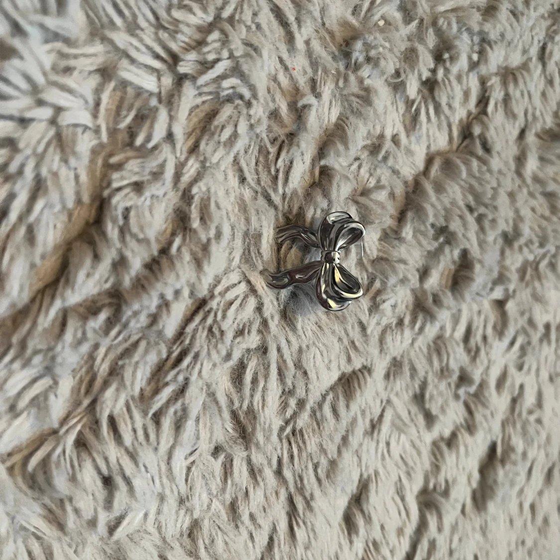 Silverfärgad ring med rosett - 1