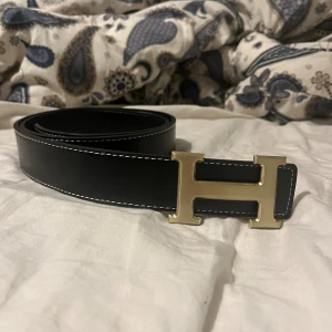 Guldigt/svart hemres bälte - 115 cm