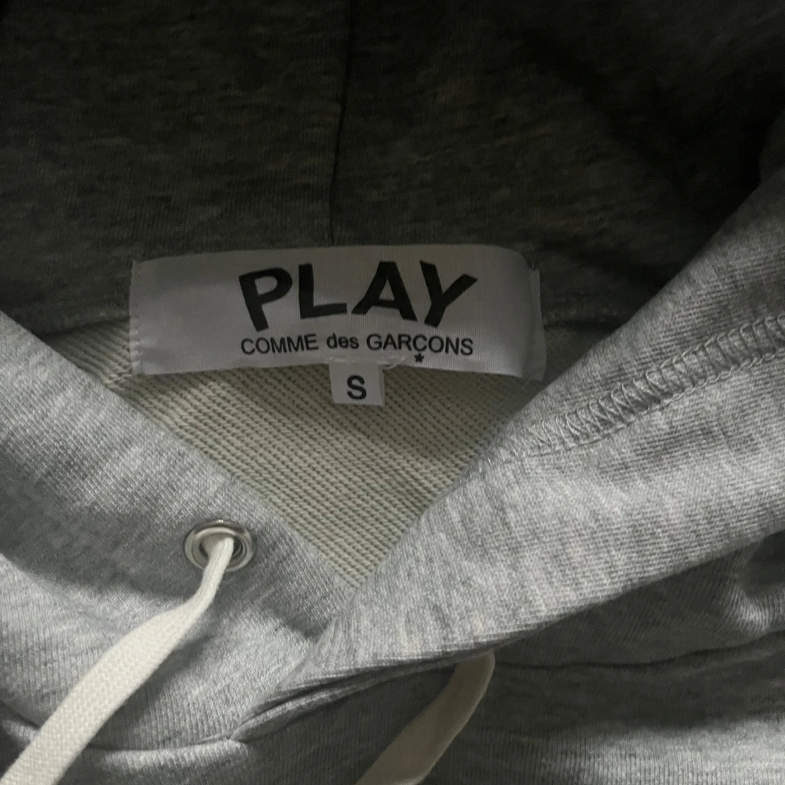 Grå hoodie Comme des Garçons Play i storlek S - 2