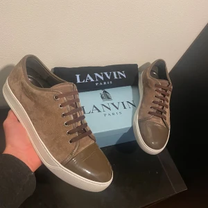 Grå/beige/olivgröna skor från Lanvin - Grå/beige/olivgröna skor / Märke: Lanvin / Skick 9,5/10 inprincip nya bara en liten defekt som syns vid bild 2 / storlek 43 / skickas med box och dustbag / kontakta via intresse eller annat och pris kan diskuteras!😊🙏