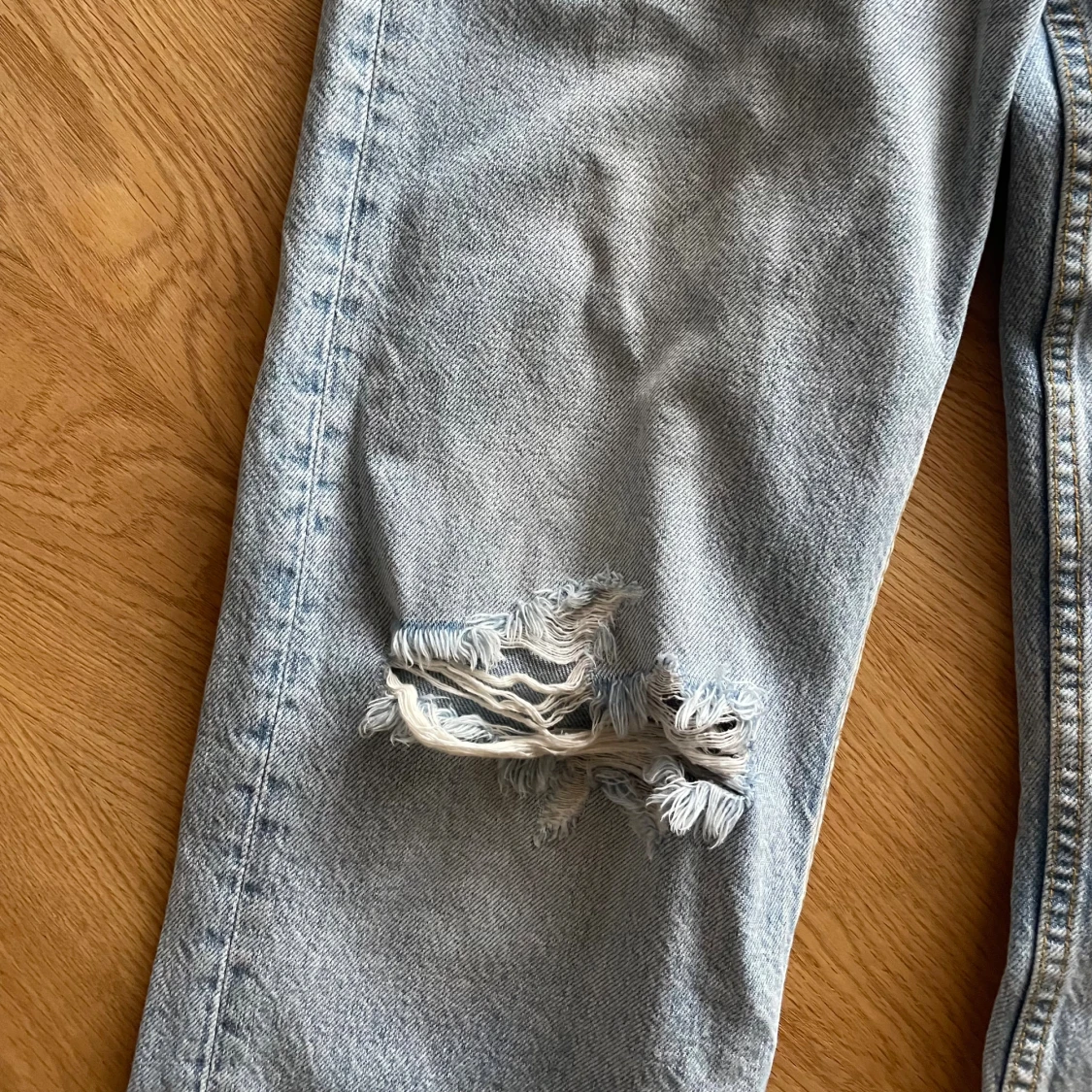 Ljusa håliga jeans - 2