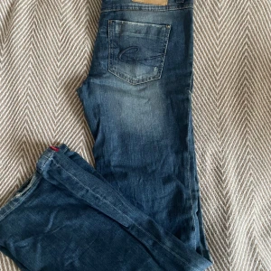 Blå bootcut jeans från Esprit - Snygga blå jeans från Esprit med bootcut passform. Vintage. Storlek 28 längd 32