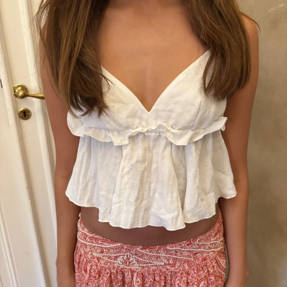 Vit volangig linnetopp med smala axelband - 1