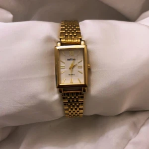 Dam klocka - Snygg guldfärg klocka, helt ny som inte kommit till någon användning!!💞priset kan diskuteras🥰