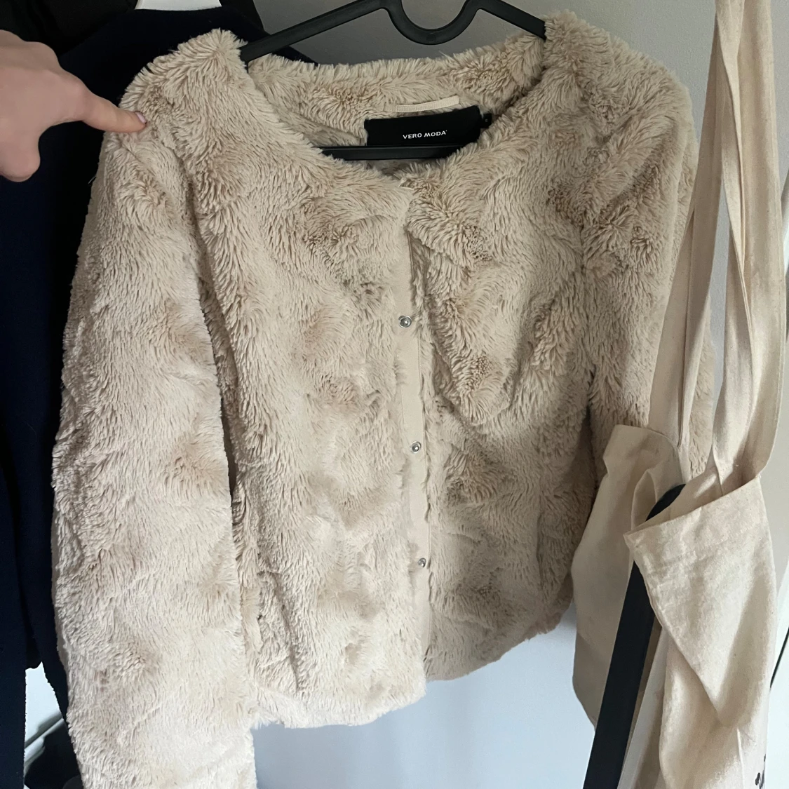 Beige teddyjacka från Vero Moda