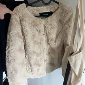 Beige teddyjacka från Vero Moda - En jätte söt teddyjacka ifrån vero moda, jackan är bekväm och skön, använder den bara aldrig! Jag är 167 och har ofta S på jackor så denna sitter bra och är inte för kort i armarna🩷