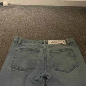 Cheap monday jeans - Cheap monday jeans i mycket bra skick, andvända fåtal gånger storlek 31/34. Passar perfekt om du är lite längre!