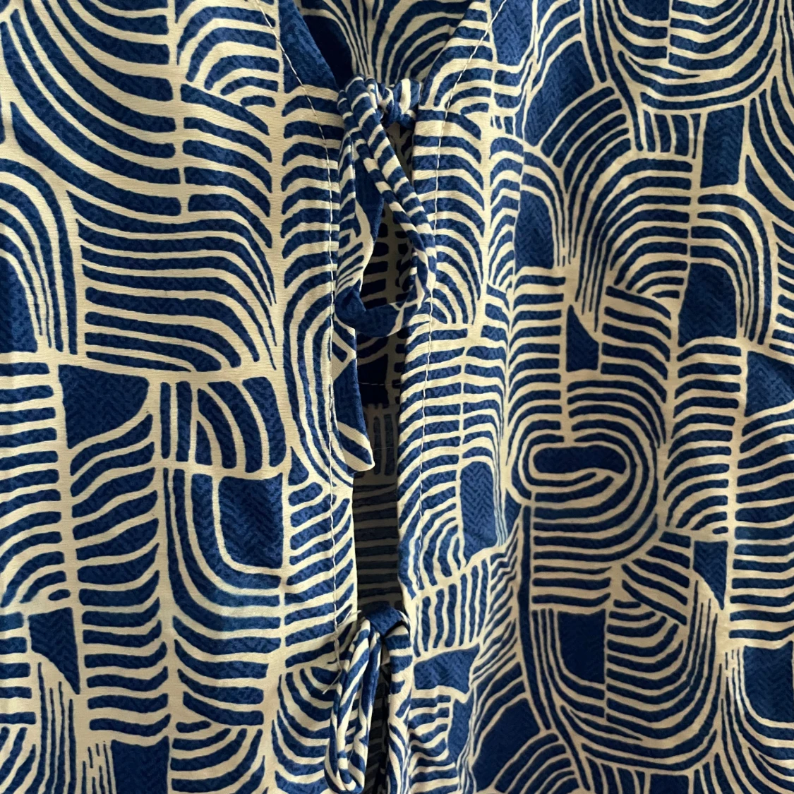 Blåvit blus med knyt från Object - 2