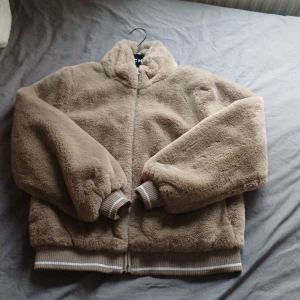 Fina pälsjackor - Jättefina pälsjackor st 146 och 152 i nyskick. Säljes för 200:- st eller 300:- för båda