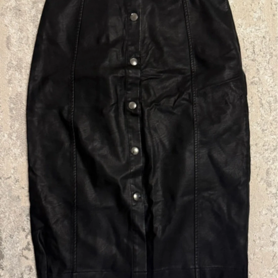 Svart kjol i skinnimitation - 1