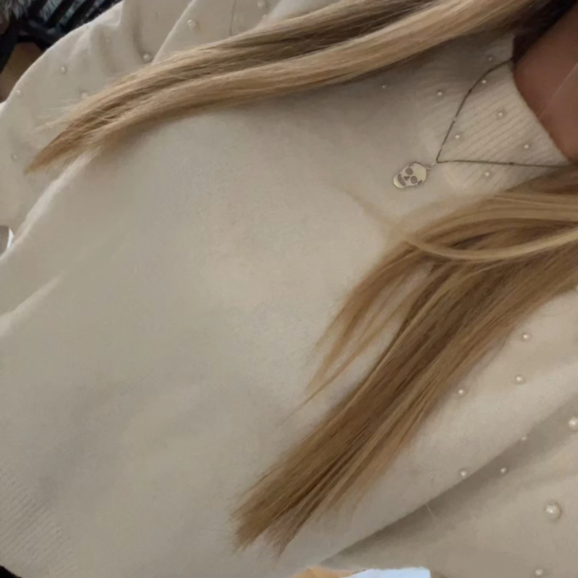 Vit stickad tröja med pärlor på - 2