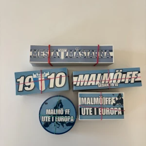 100st Malmö FF Klistermärken - Snygga Malmö FF-klistermärken i olika motiv och storlekar: 1910, Mesta Mästarna, Malmö FF Ute i Europa. Perfekt för di blåe supportrar! Flera storlekar: 14x6cm, 17x5cm, 12x7cm, 10cm, 23x5cm. Nytt skick, inga synliga defekter. Säljs i pack om 10, 25, 50, 100 eller 150 st.