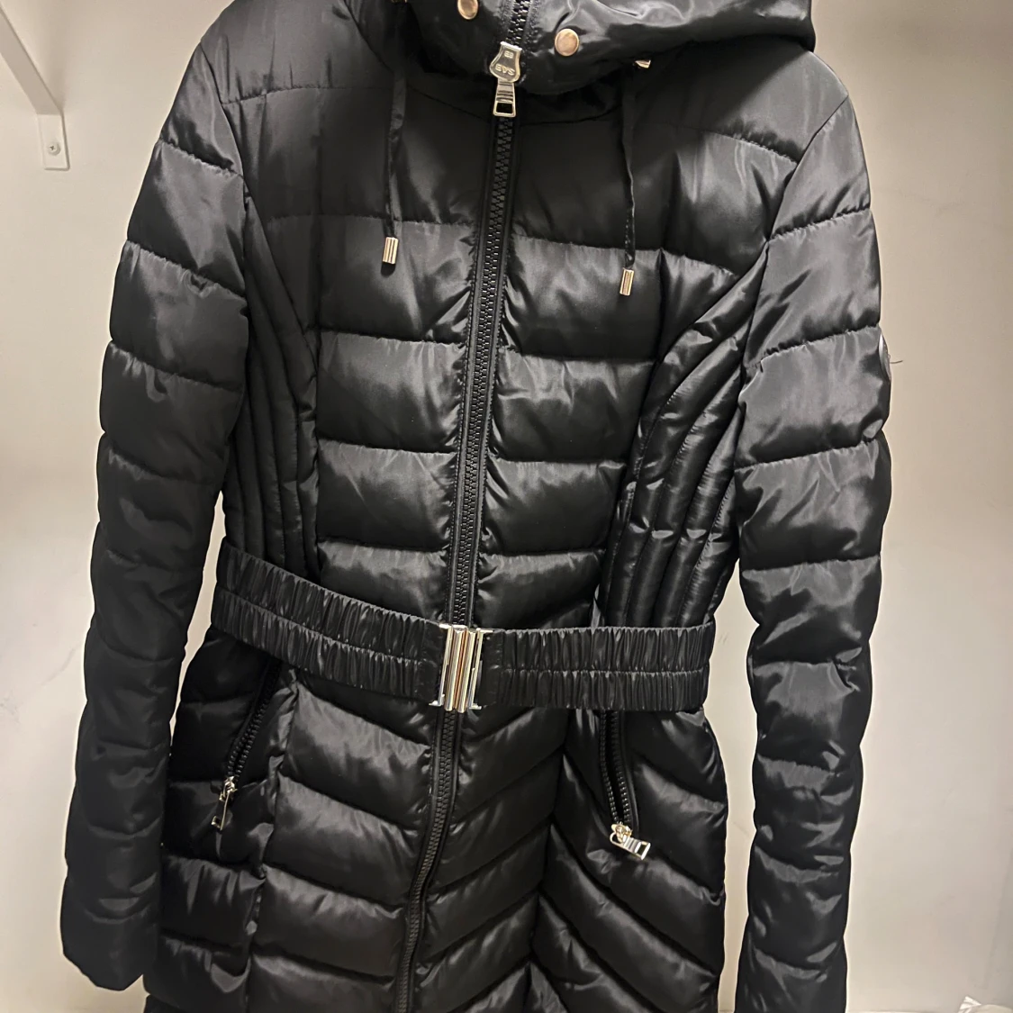 Svart pufferjacka med leopardfoder