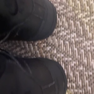 Svarta Nike Air Force 1 sneakers - Säljer ett par svarta Nike matt black Air Force 1 sneakers i klassisk low modell. Skorna har snygg snörning, perforerad tå och är tillverkade i skinn med platt sula och rund tå. Perfekta för dig som gillar stilrena och tidlösa sneakers med streetkänsla.