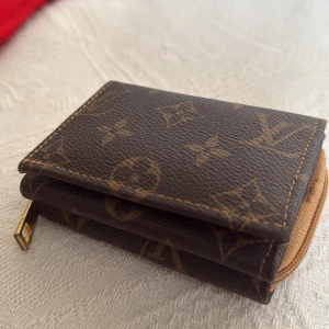 Brun plånbok med monogram - Liten mini fläck som knappt syns på ena sidan av dragkedjan. 