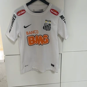 Santos (neymar 11) - retro Santos tröja lite tecken på användning text vid naken är lite av vilket syns på bilden annars mycket bra skick.