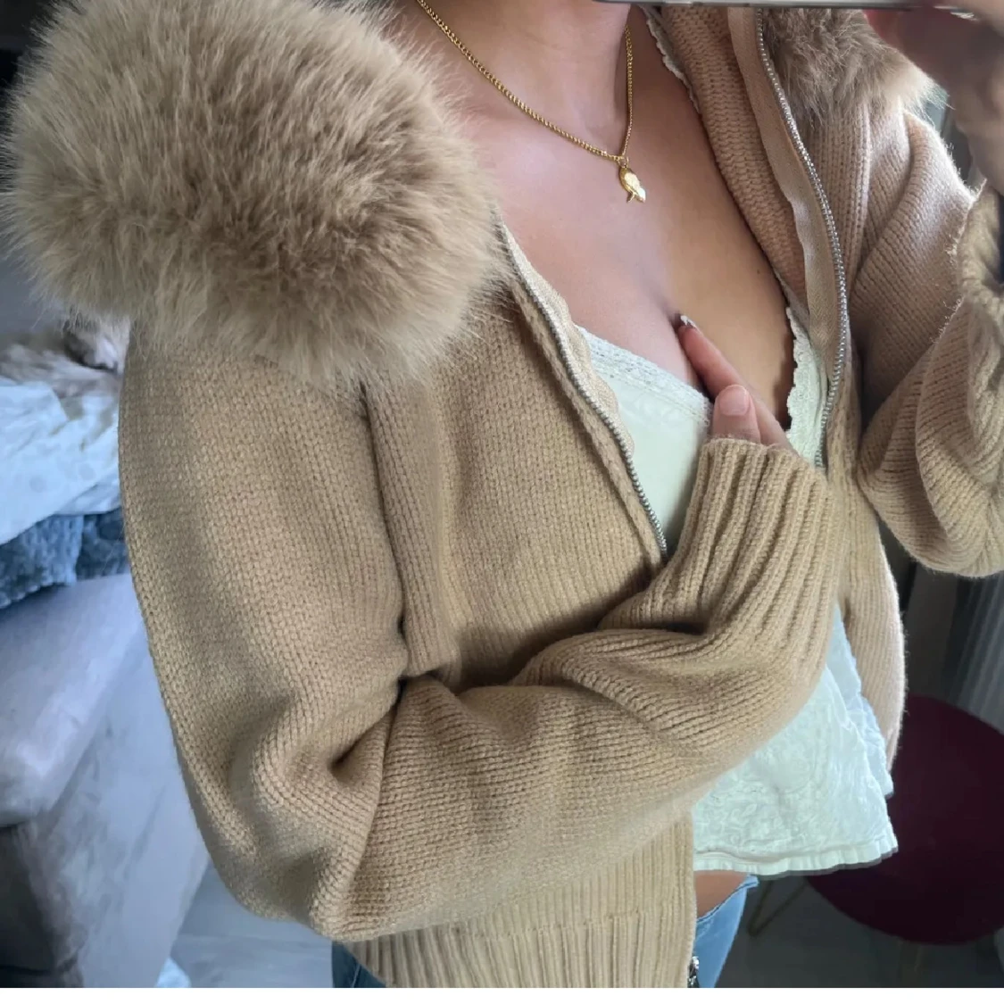 Beige stickad jacka med fuskpäls