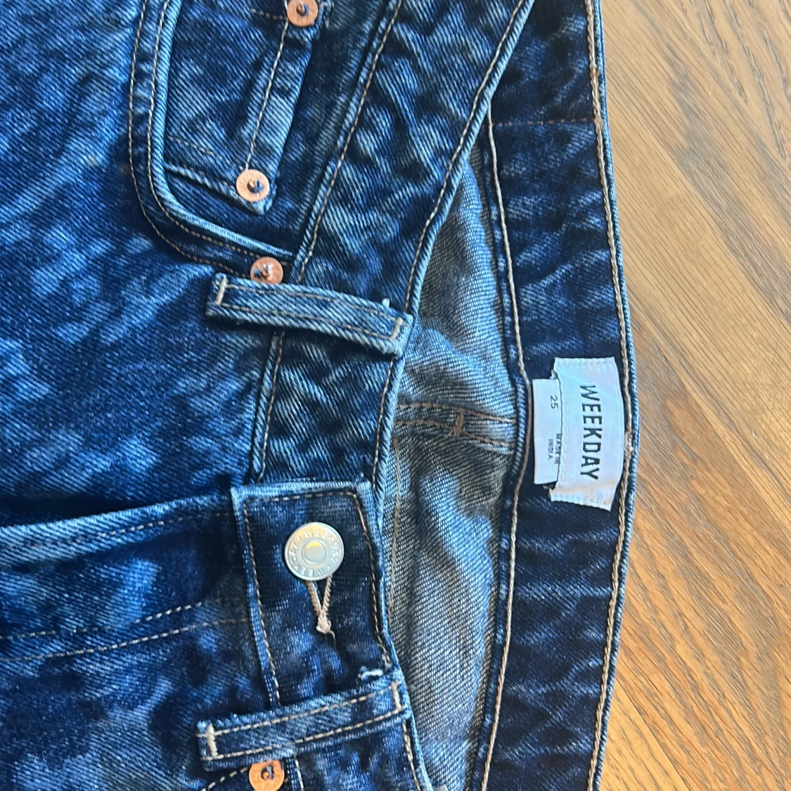 Blå ormmönstrade jeans från Weekday - 1