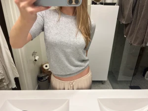 Stickad topp - Super fin grå stickad kortärmad från zara i storlek S, köp för 150💗