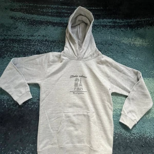 Studio Silvano hoodie xs - Säljer denna i storlek xs helt ny för att den inte passade. På sista bilden ser man den köpt och helt ny. Köpte den i nyskick. 
