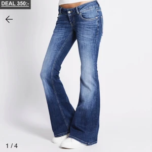 Lågmidjade jeans - Lågmidjade blaze jeans från lager 157, knappt använda STORLEK M/SHORT LENGTH (passar mig i längden som är ungefär 168 cm)