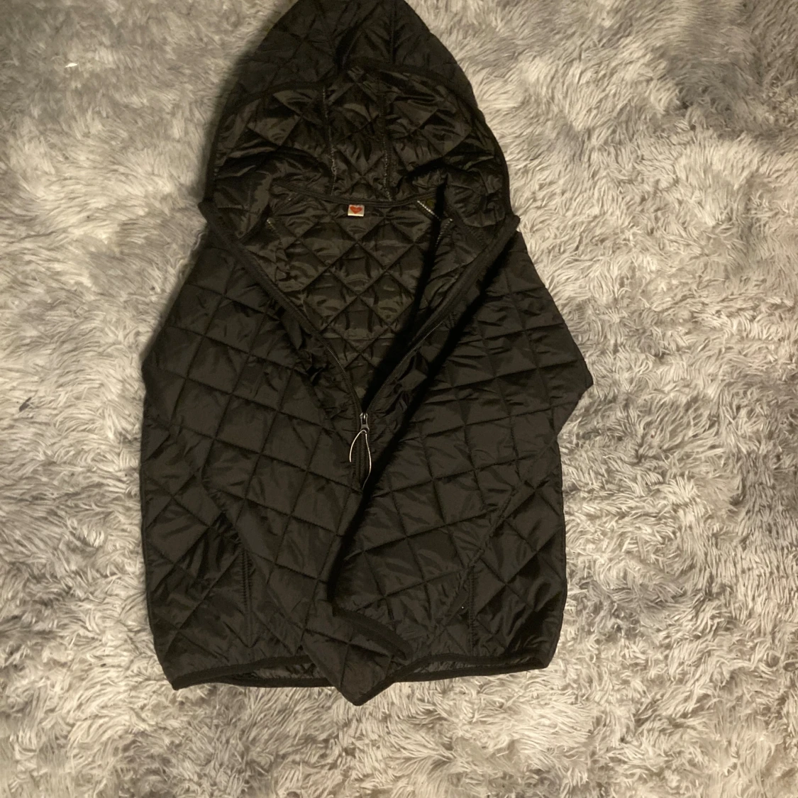 Svart quiltad jacka med huva