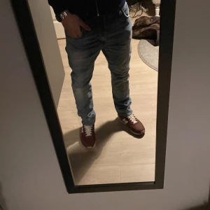 Blå jeans från Neuw, W33 L32 - Säljer ett par snygga blå jeans från Neuw i storlek W33 L32. Jeansen har klassisk femficksdesign, normal passform och raka ben. Tillverkade i slitstarkt denim med ljus tvätt och subtila slitningar för en modern look.