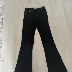 Svarta bootcut jeans från 157 - Svarta jeans från 157 med klassisk femficksdesign och bootcut-ben. Jeans i storlek S. byxorna är lite skrynkliga, jag vet tyvärr inte varför men jag sänker priset extra mycket pågrund av det. Jeansen är högmidjade