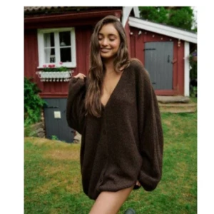 Brun stickad kofta  - Brun stickad kofta från Nelly. Den är stor, mjuk och skön. Riktigt mysig!! Den är i S/M. perfekt storlek