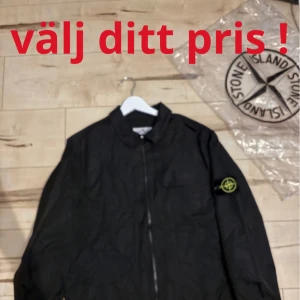 Svart overshirt från Stone Island - Har du lite pengar på kortet? Men vill gärna klä dig i grisch/huligan märkes jacka? Erbjud ditt pris så kan vi hitta en bra deal för oss båda 😉💴