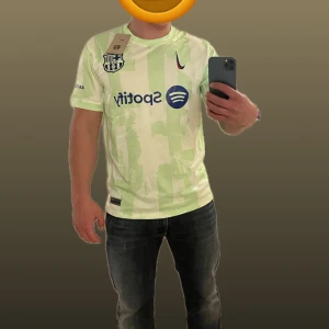 Fotbolls tröja - Helt ny! Levereras inplastade, skickas inom 24h🔜📦 Finns fler bilder privat 🙌🏼                          Personen på bilden är 180cm lång och väger 80kg.