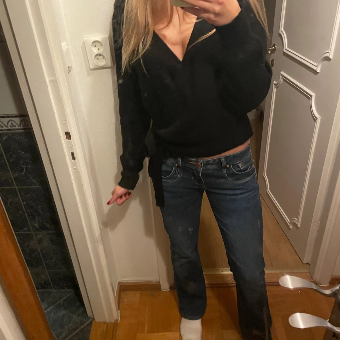 Svart omlottstickad tröja med v-ringning - 1